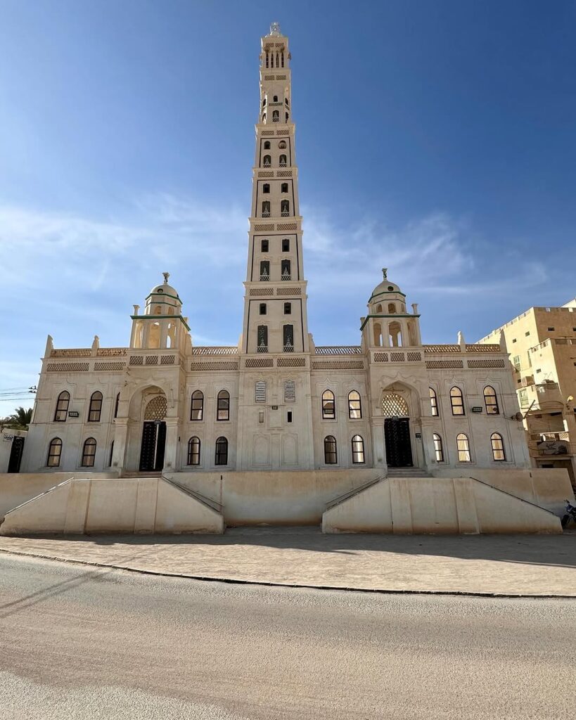 The famous Al-Muhdhar Mosque in Tarim City showing the full height of its square mud-brick minaret.